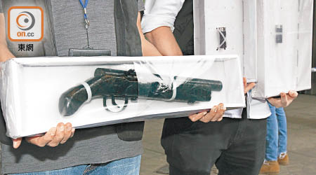警方上月在南亞村檢獲自製霰彈槍及子彈。