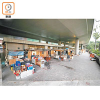 通州街橋底一度搭建逾二百間的木板屋，但港府遲遲未有清理。