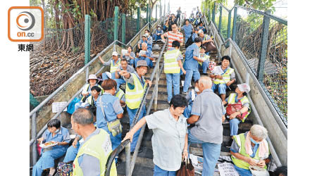 觀塘區外判清潔工人昨晨發起罷工，不滿食環署刻薄他們。（高嘉業攝）
