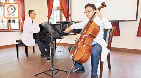 黃子衡（右）大展身手演奏大提琴，與梁卓偉（左）合奏一曲。（羅錦鴻攝）