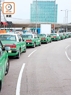 的士業發起「無聲抗議」，在車身張貼標語促當局加強打擊非法載客取酬活動。（讀者提供）