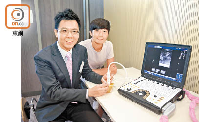 袁智斌（左）指，大部分阿基里斯肌腱斷裂患者術後可恢復至九成多活動能力。右為Natalie。（吳艶玲攝）