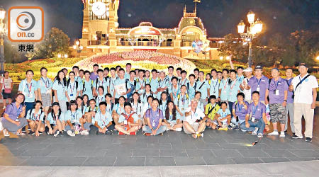 香港電腦學會在上海舉行「滬港台青少年IT夏令營」，並進行調查，發現三地青少年普遍愛以手機上網。（受訪者提供）
