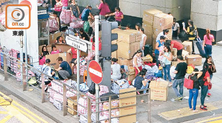 周末中環街頭，經常擺滿外傭寄回鄉的貨物，阻礙其他行人。