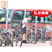 有男子將共享單車換上私家鎖據為己有，停泊在大埔墟站附近的單車停泊處。