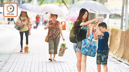 受風暴外圍雨帶影響，本港出現狂風大驟雨。（胡家豪攝）