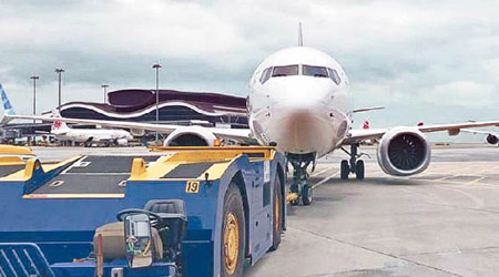 嘉魯達印尼航空一架客機昨與一輛工程車發生碰撞。（互聯網圖片）