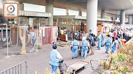 政府跨部門約卅人昨到南亞村拆走六間木板屋。（曾志恒攝）