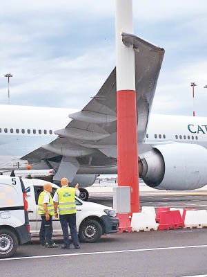 國泰客機右邊機翼與燈桿「合體」，機翼尖端損毀嚴重。（Rome Aviation Spotters專頁）