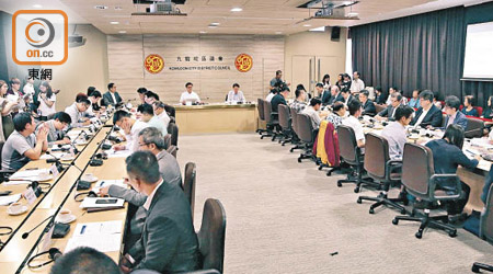 九龍城區議會昨召開特別會議。（吳艷玲攝）