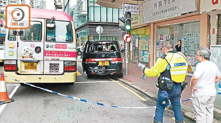 七人車被小巴撞尾衝上行人路。（張開裕攝）