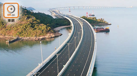 港珠澳大橋通車後，將為大嶼山及東涌帶來新增車流量。
