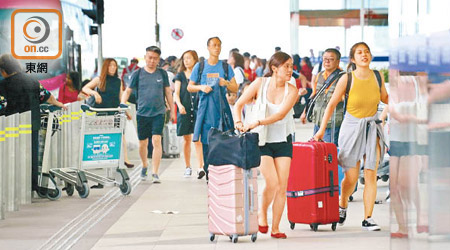 每日出入境旅客眾多，前往機場交通繁忙。（黃雄攝）