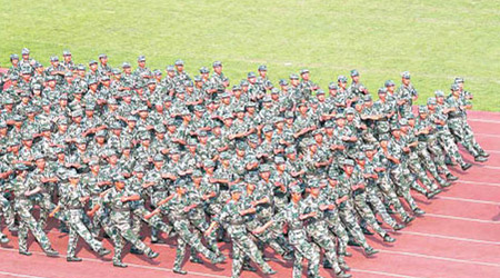 香港及澳門地區的清華大學新生必須參加軍訓。（互聯網圖片）