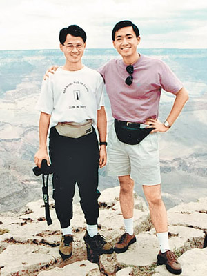 年輕時嘅岑智明（右）都有幾分英氣，同依家個樣差別頗大。（互聯網圖片）