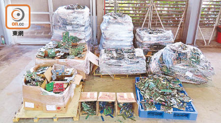 海關在一個美國進口香港貨櫃內檢獲巿值三十六萬元的廢印刷電路板，屬有害電子廢物。