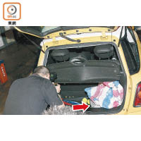 警方檢查涉案的mini cooper，車尾箱右下角灰色物為被指裝有一氧化碳的瑜伽球（箭嘴示）。