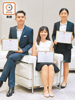 楊逸朗（左）、許儷齡（中）及伍詩雅（右）是今年度卓越獎學金計劃獲獎者之一。（黃仲民攝）