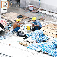 有建築工人在新校舍屋頂施工。