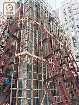 市建局在永和唐樓外牆豎立鋼鐵斜撐，加強樓宇支撐能力。