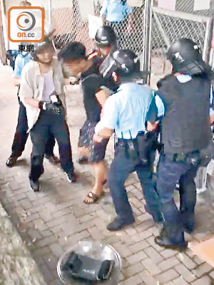 警員將涉案越南漢制服拘捕。（讀者提供）