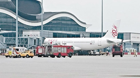 國泰港龍航空公司一客機驚爆漏油事件。（香港機場實況討論區facebook截圖）