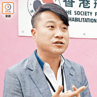 鄭俊仁指院舍內逾四成戒毒人士曾於無牌酒吧內接觸毒品。