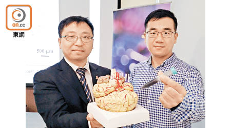 俞江帆（右）希望變形納米機械人五至十年後可用作人體實驗及應用。左為張立。（鍾君容攝）