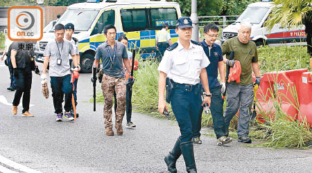 警員帶同金屬探測器搜尋彈頭。（張世洋攝）