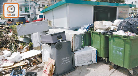 沙角尾村垃圾站中，堆積起碼十部雪櫃及冷氣機。（袁志豪攝）