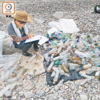 綠惜地球上月在本港發起十場拾膠樽運動，收到一千七百多個廢膠樽。（團體提供）