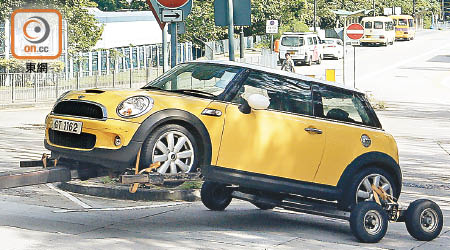 警方以拖車把涉案黃色Mini Cooper拖往警校。