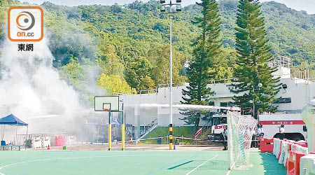 警察機動部隊昨使用有射水功能的改裝消防車進行演習。（朱先儒攝）