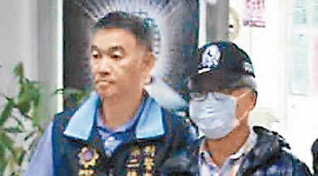 陳姓台男（右）被捕。（互聯網圖片）