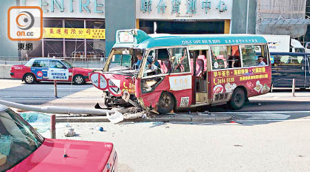 小巴車頭嚴重毀爛。（讀者提供）