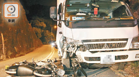 肇事電單車毀爛不堪，貨車的右車頭亦損毀。（李國健攝）