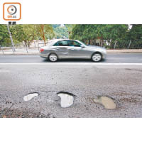 適逢雨季，馬路坑洞常常留有積水，或增加跣胎風險。