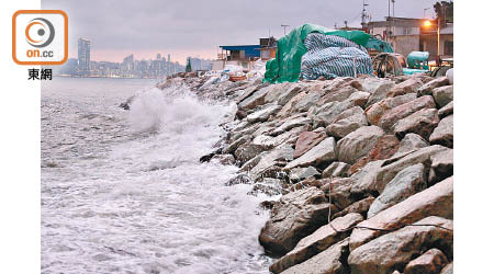 熱帶風暴「百里嘉」掠過本港，鯉魚門已見風浪。（黃雄攝）