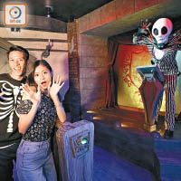 香港迪士尼打造全球唯一、以《怪誕城之夜》為主題的鬼屋「怪誕城之旅」。