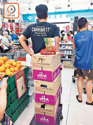 連日澳門市民紛到超市搶購水及食物。