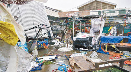 經過山竹吹襲後，一個公眾市場損毀嚴重。（美聯社圖片）