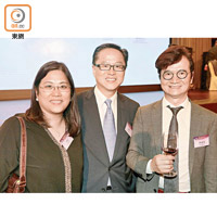 香港食品委員會主席陳建年（中）及副主席林鳳明（左）瞓身籌辦大型晚宴，著名茶餐廳主席李遠康（右）都去同業界歡聚。（徐家浩攝）