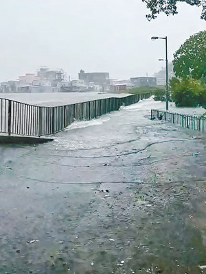 大澳<br>大澳水位上升淹浸道路。（互聯網圖片）