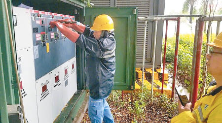 深圳當局派員搶修電箱。（互聯網圖片）