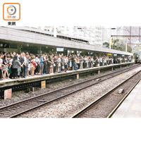 大圍站<br>月台擠滿候車乘客。