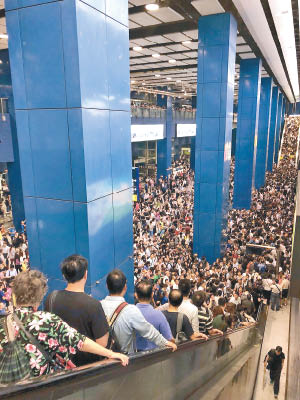 大圍站<br>幾千名市民昨早擠在大圍站大堂等候登車上班。（互聯網圖片）