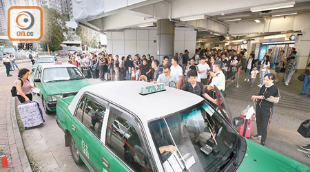 大埔墟<br>逾千名旅客及市民在大埔墟站外輪候的士。（胡家豪攝）