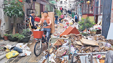 廣州<br>廣州珠光路倉前直街，颱風過後垃圾堆積如山。（中新社圖片）