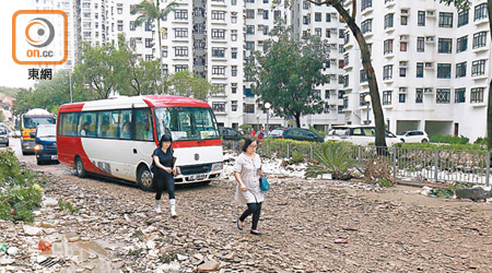 杏花邨<br>路面布滿碎石，居民出入舉步維艱。（曾志恒攝）