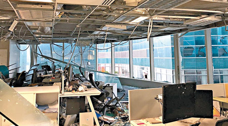 紅磡<br>海濱廣場有辦公室如戰後災場，天花下塌管線外露「吊吊揈」。（互聯網圖片）